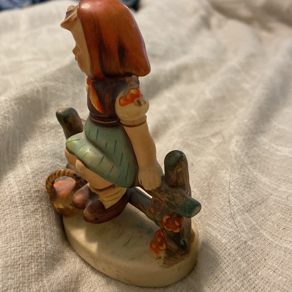 Goebel Hummel Figurine just resting. - Picture 4 of 6